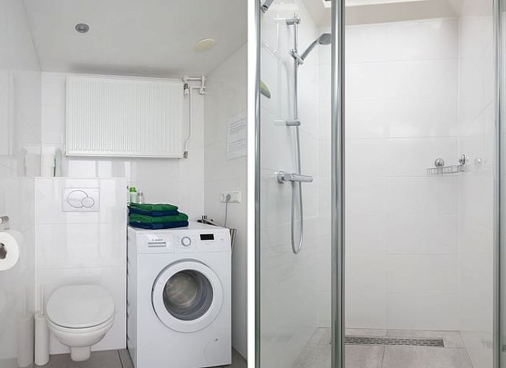 Prachtig meer omgeven door groen bij Huisje in Een, Noord Drenthe.