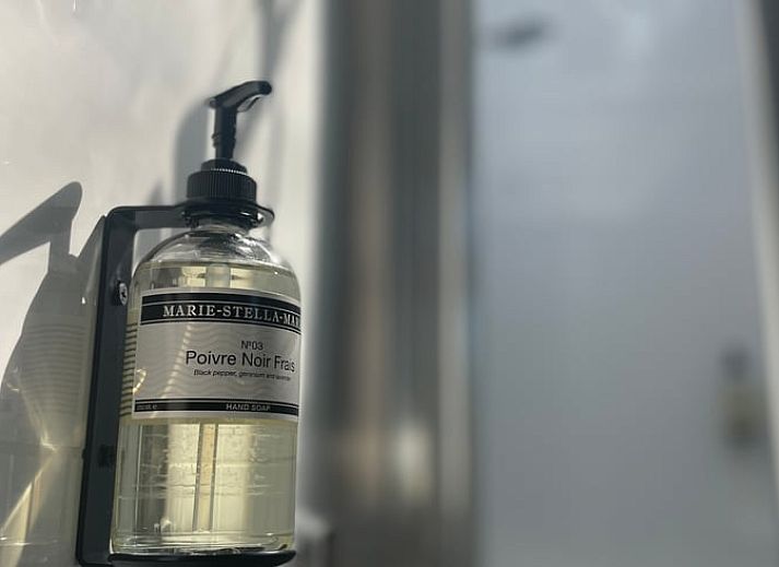 Prachtig meer omgeven door groen bij Huisje in Een, Noord Drenthe.