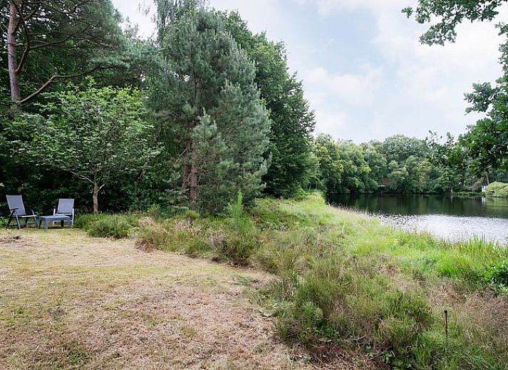Veranda van Huisje in Een, vakantiehuis in Drenthe met comfortabele ligstoelen.
