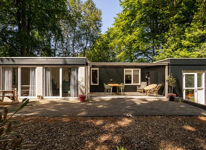 Vakantiehuis in Een, Noord Drenthe, omgeven door groene natuur en rust.