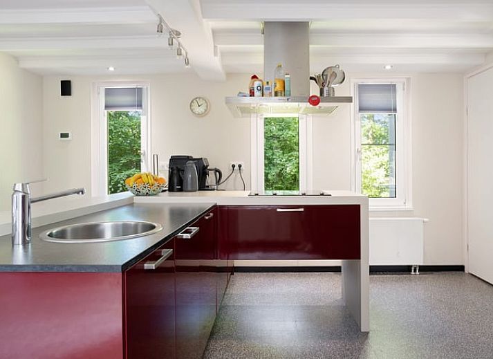 Ruim terras van Vakantiehuis in Een, Noord Drenthe, ideaal voor ontspanning.