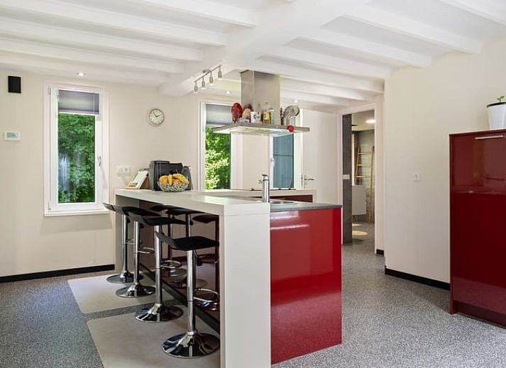 Moderne badkamer in Vakantiehuis in Een, Noord Drenthe, met luxe douche.