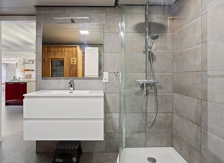 Moderne badkamer in Vakantiehuis in Een, Noord Drenthe, met luxe douche.