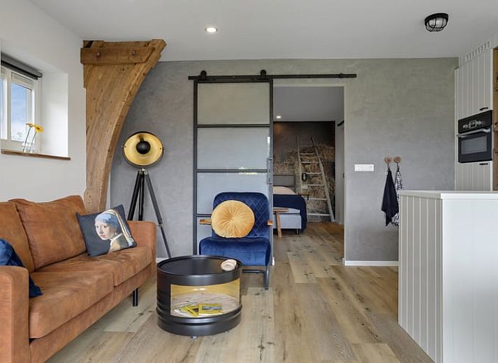 Attraktives Schlafzimmer im Ferienhaus in Een, Nord-Drenthe, mit bequemem Bett und rustikaler Einrichtung.