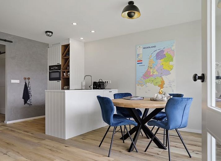 Attraktives Schlafzimmer im Ferienhaus in Een, Nord-Drenthe, mit bequemem Bett und rustikaler Einrichtung.