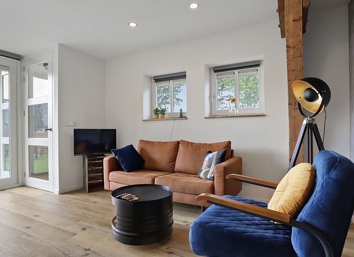 Attraktives Schlafzimmer im Ferienhaus in Een, Nord-Drenthe, mit bequemem Bett und rustikaler Einrichtung.