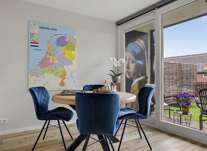 Attraktives Schlafzimmer im Ferienhaus in Een, Nord-Drenthe, mit bequemem Bett und rustikaler Einrichtung.