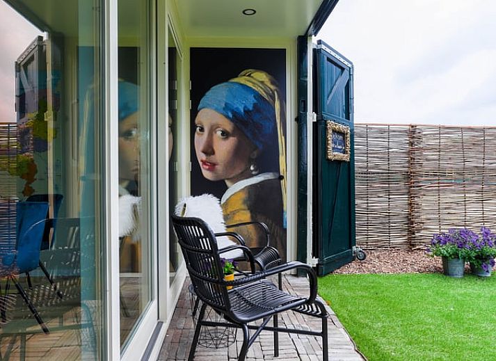 Gemuetliches Wohnzimmer des Ferienhauses in Een, Drenthe, mit modernen Moebeln und bequemen Sitzgelegenheiten.