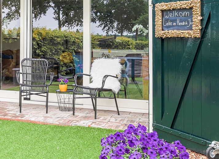 Gemuetliches Wohnzimmer des Ferienhauses in Een, Drenthe, mit modernen Moebeln und bequemen Sitzgelegenheiten.