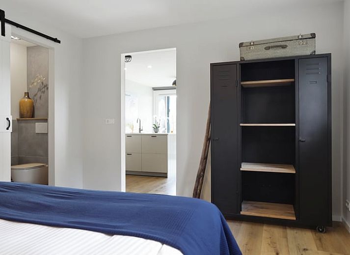 Stilvoller Essbereich im Ferienhaus in Een, Nord-Drenthe, mit rundem Tisch und einer Karte der Niederlande an der Wand.