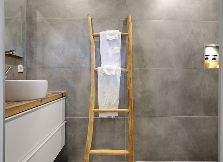 Stilvoller Essbereich im Ferienhaus in Een, Nord-Drenthe, mit rundem Tisch und einer Karte der Niederlande an der Wand.