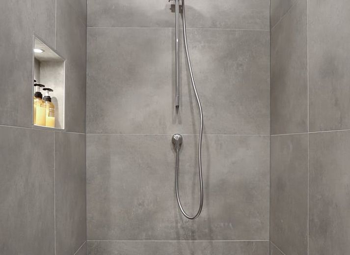 Stilvoller Essbereich im Ferienhaus in Een, Nord-Drenthe, mit rundem Tisch und einer Karte der Niederlande an der Wand.