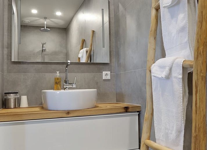 Stilvoller Essbereich im Ferienhaus in Een, Nord-Drenthe, mit rundem Tisch und einer Karte der Niederlande an der Wand.