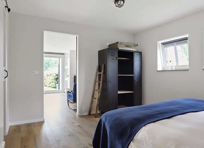 Helles Wohnzimmer im Ferienhaus in Een, Drenthe, mit grossen Fenstern und bequemem Sofa.