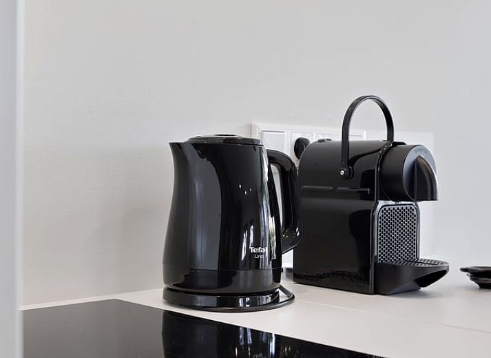 Helles Wohnzimmer im Ferienhaus in Een, Drenthe, mit grossen Fenstern und bequemem Sofa.