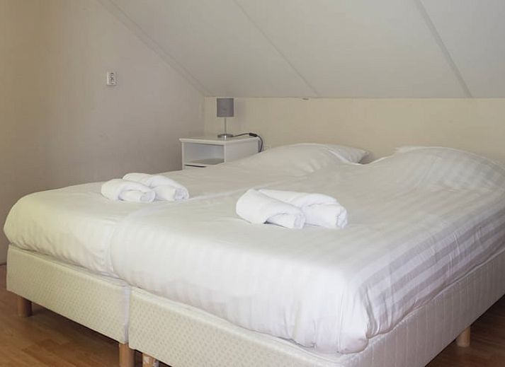 Entspannen Sie sich auf der Terrasse von Huisje in Een, einem Ferienhaus im gruenen Drenthe, Nord-Drenthe, umgeben von ueppiger Natur.