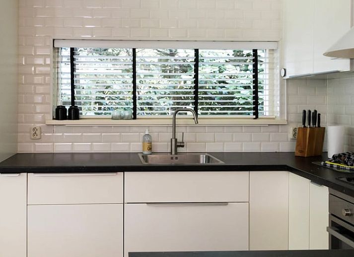 Gemuetliches Schlafzimmer im Ferienhaus in Een, Nord-Drenthe. Ferienhaus mit bequemen Betten fuer einen entspannten Aufenthalt in Drenthe.