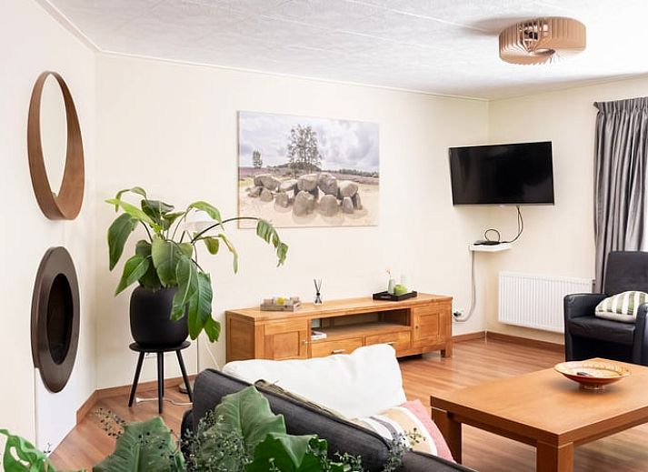 Moderne Kueche im Ferienhaus "Huisje in Een" im ruhigen Norden der Provinz Drenthe, mit stilvollen Geraeten und schlichtem Interieur.