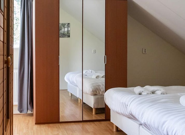 Moderne Kueche im Ferienhaus "Huisje in Een" im ruhigen Norden der Provinz Drenthe, mit stilvollen Geraeten und schlichtem Interieur.