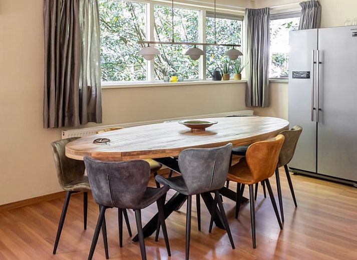 Moderne Kueche im Ferienhaus "Huisje in Een" im ruhigen Norden der Provinz Drenthe, mit stilvollen Geraeten und schlichtem Interieur.