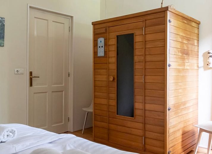 Gemuetliches Schlafzimmer im Ferienhaus "Huisje in Een" in Nord-Drenthe mit bequemen Betten und ruhiger Atmosphaere fuer einen entspannten Aufenthalt.