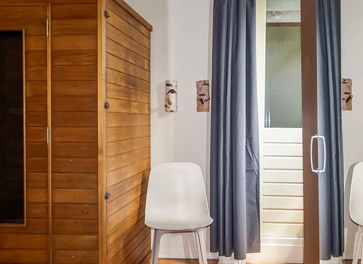 Gemuetliches Schlafzimmer im Ferienhaus "Huisje in Een" in Nord-Drenthe mit bequemen Betten und ruhiger Atmosphaere fuer einen entspannten Aufenthalt.