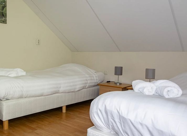 Luxurioeses Badezimmer mit Whirlpool im Ferienhaus in Een, Ferienhaus in Nord-Drenthe, ideal fuer Entspannung und Komfort.