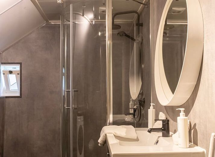 Luxurioeses Badezimmer mit Whirlpool im Ferienhaus in Een, Ferienhaus in Nord-Drenthe, ideal fuer Entspannung und Komfort.