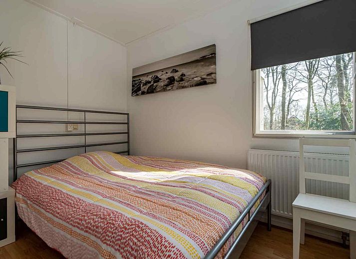 Gemuetliches Schlafzimmer im Ferienhaus DG1464, Zuidlaren, Drenthe, mit Blick auf die Natur.