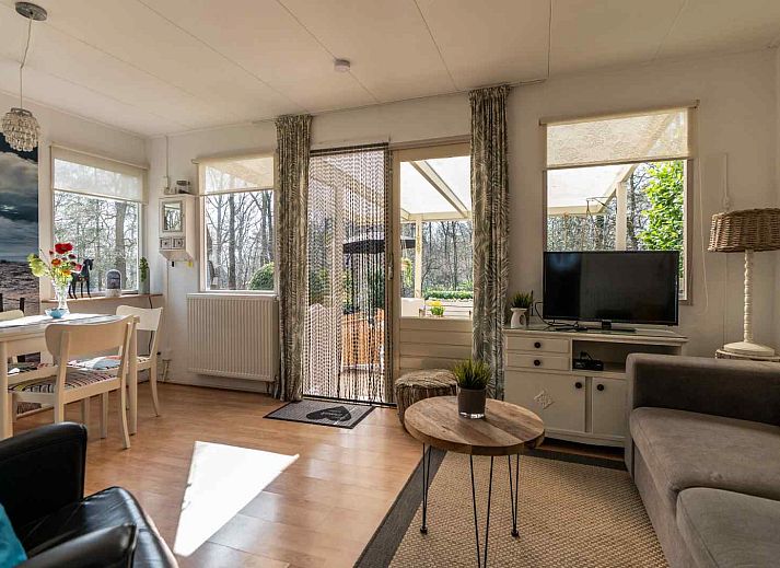 Gemuetliches Schlafzimmer im Ferienhaus DG1464, Zuidlaren, Drenthe, mit Blick auf die Natur.