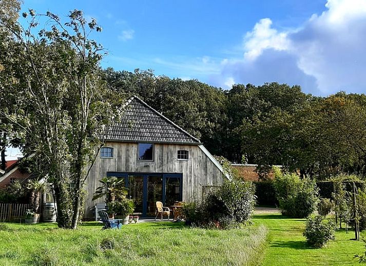 Ferienhaus in Eext, Nord-Drenthe mit charmanter Holzfassade und gruenem Garten.