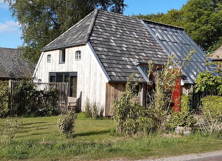 Ferienhaus in Eext, Nord-Drenthe mit charmanter Holzfassade und gruenem Garten.