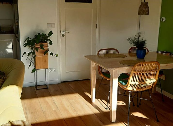 Ferienhaus in Eext, Drenthe, in gruener Umgebung und blauem Himmel.