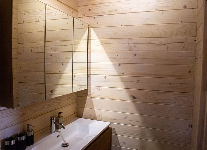 Ruime veranda van Huisje in Eext, ideaal voor ontspanning in de natuur van Noord Drenthe.