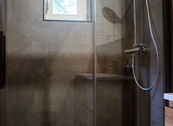 Ruime veranda van Huisje in Eext, ideaal voor ontspanning in de natuur van Noord Drenthe.