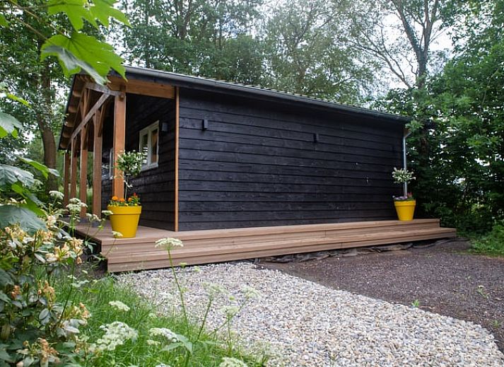 Charmante houten zij-ingang van Huisje in Eext, vakantieverblijf in Noord Drenthe, Drenthe.