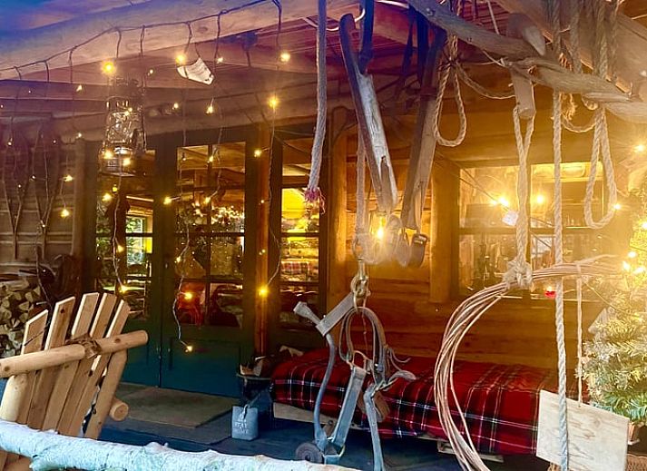 Gezellige veranda van Huisje in Norg, vakantiehuis in Norg, Noord Drenthe, omgeven door weelderige natuur.