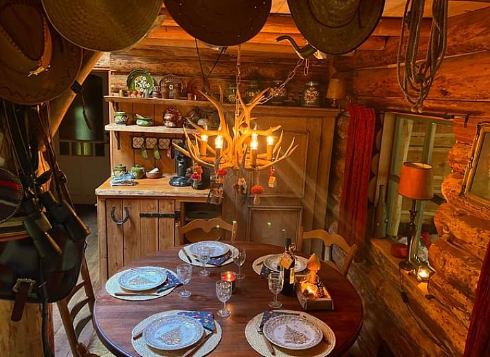 Charmant vakantiehuis Huisje in Norg, gelegen in het bosrijke Norg, Noord Drenthe, met sfeervolle verlichting.