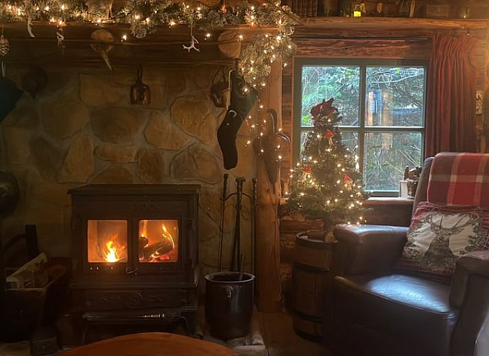 Knus terras van Huisje in Norg, vakantieaccommodatie in Norg, Noord Drenthe, met rustieke decoratie.