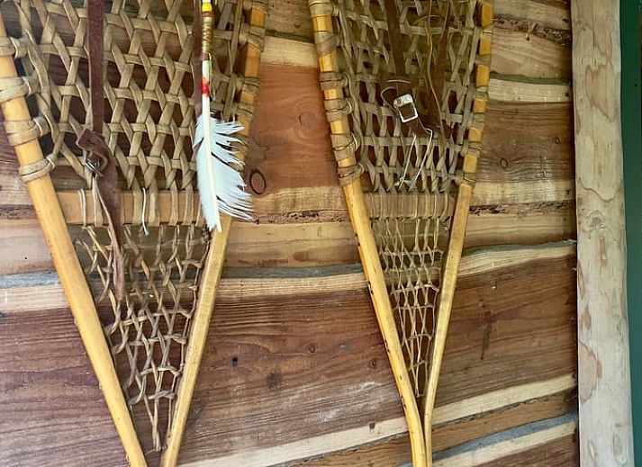 Knus terras van Huisje in Norg, vakantieaccommodatie in Norg, Noord Drenthe, met rustieke decoratie.