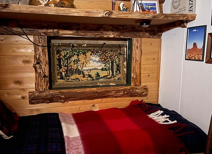 Vuurplaats bij Huisje in Norg, vakantiehuis in Norg, Noord Drenthe, met warme avondverlichting.