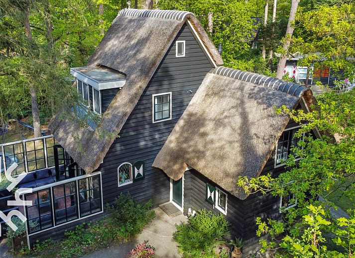 Gemuetliches Wohnzimmer im Ferienhaus DG1815, Norg, Drenthe mit stimmungsvoller Beleuchtung.