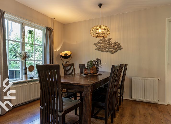 Gemuetliches Wohnzimmer im Ferienhaus DG1815, Norg, Drenthe mit stimmungsvoller Beleuchtung.