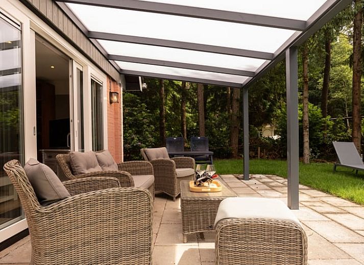 Cottage in Norg, ein charmantes Ferienhaus in Nord-Drenthe, umgeben von gruener Natur und mit einer einladenden Terrasse.