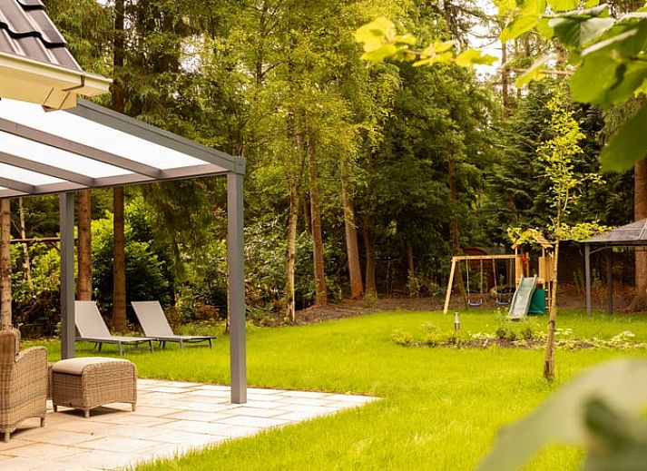 Cottage in Norg, ein charmantes Ferienhaus in Nord-Drenthe, umgeben von gruener Natur und mit einer einladenden Terrasse.