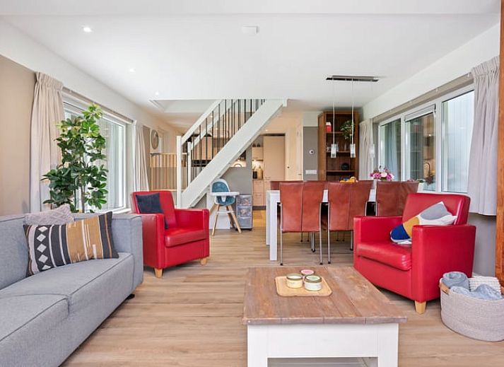 Geniessen Sie einen entspannenden Moment auf der Terrasse von Huisje in Norg, einem Ferienhaus in der gruenen Umgebung von Norg, Nord-Drenthe.