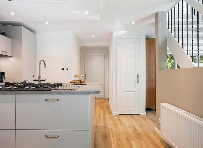 Geniessen Sie einen entspannenden Moment auf der Terrasse von Huisje in Norg, einem Ferienhaus in der gruenen Umgebung von Norg, Nord-Drenthe.