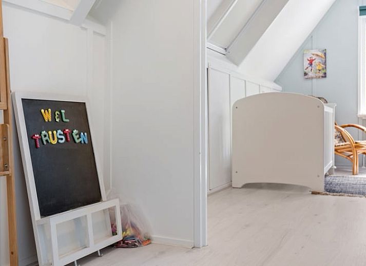 Geniessen Sie den ruhigen Garten mit Terrasse im Huisje in Norg, einem Ferienhaus in der schoenen Landschaft von Nord-Drenthe, Drenthe.