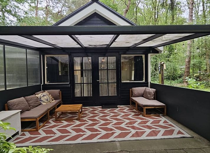 Gemuetlicher Innenbereich des Huisje in Norg, Ferienhaus in Nord-Drenthe, mit Kueche und Essbereich mit Blick auf die gruene Natur.