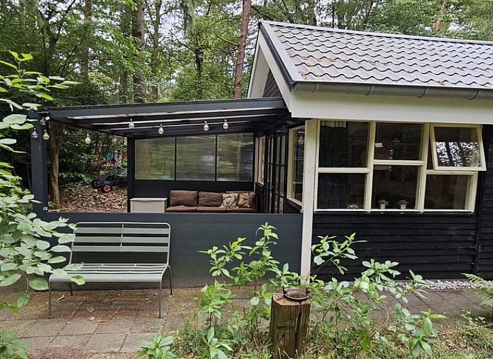 Gemuetlicher Innenbereich des Huisje in Norg, Ferienhaus in Nord-Drenthe, mit Kueche und Essbereich mit Blick auf die gruene Natur.